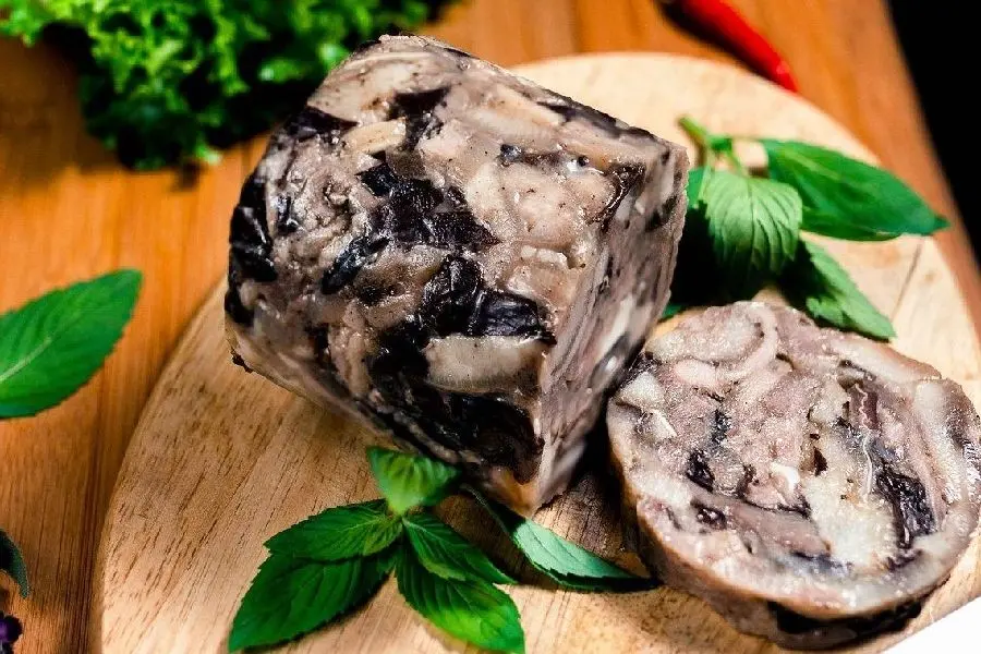 Giò thủ có vị giòn sần sật của mộc nhĩ, nấm đông cô cùng với độ mềm của thịt khi được ép chắc tay.