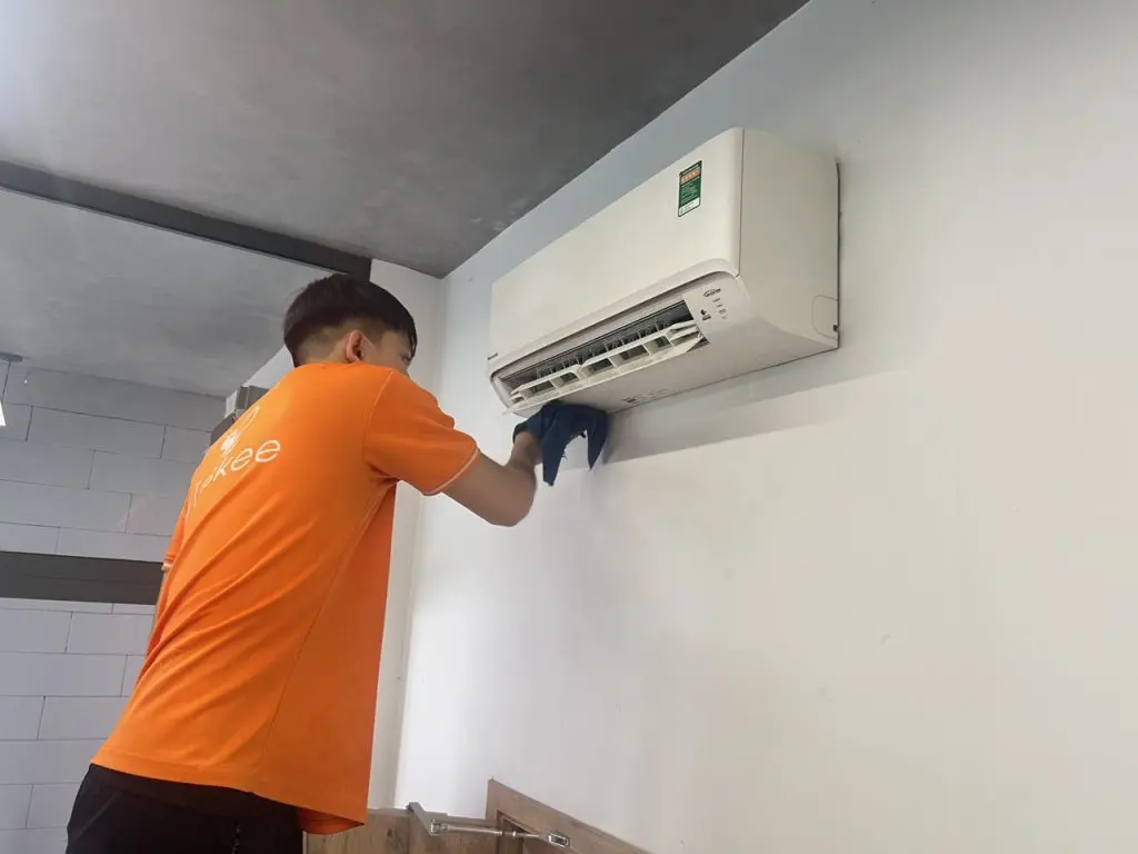 Làm sạch máy lạnh định kỳ để nâng cao tuổi thọ, hiệu suất hoạt động.