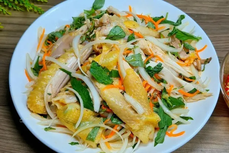 Gỏi gà rau răm là một trong các món nộm gà hấp dẫn với đa vị hòa quyện