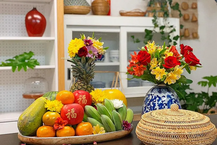 Mâm ngũ quả Trung thu kết hợp với bình hoa trang trọng.