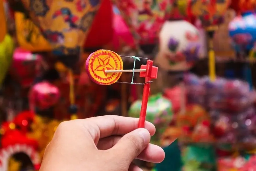 Trống bỏi Trung Thu là món đồ chơi dân gian nhỏ gọn với âm thanh vui tai, gắn liền với ký ức tuổi thơ.