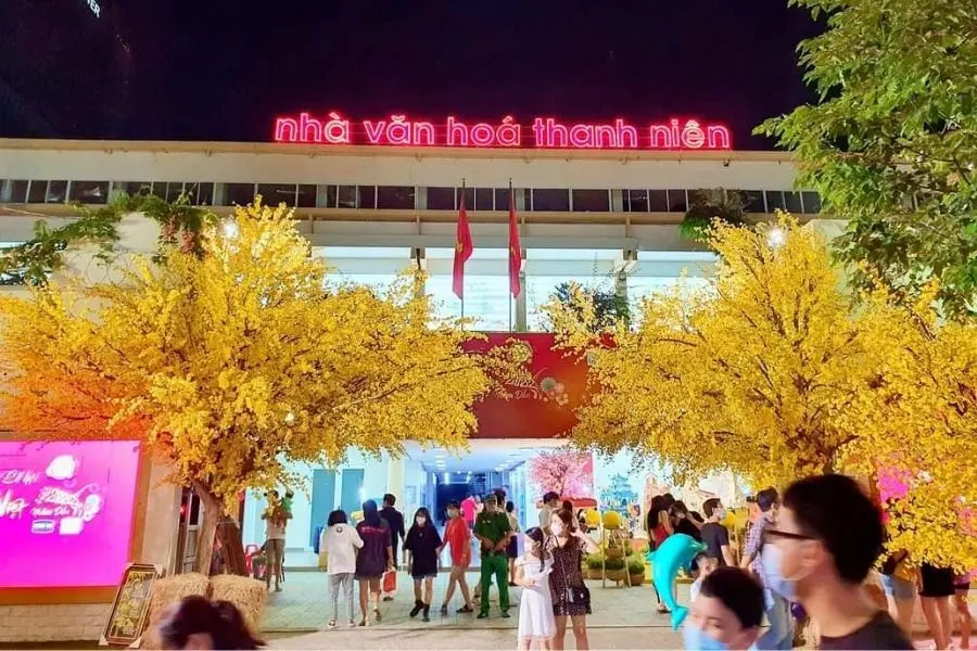 Trước cổng nhà văn hóa thanh niên thường diễn ra các trò chơi Halloween hấp dẫn cùng các gian hàng quán về ẩm thực, đồ chơi.