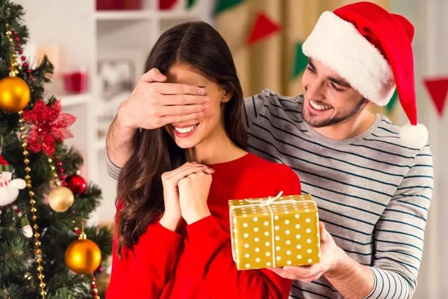 Dành tặng quà Noel cho người yêu như một cách để thể hiện tình cảm.