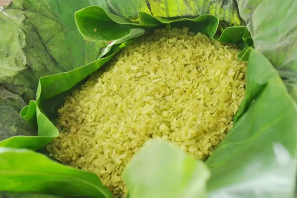 Cốm nếp non có màu xanh nhạt
