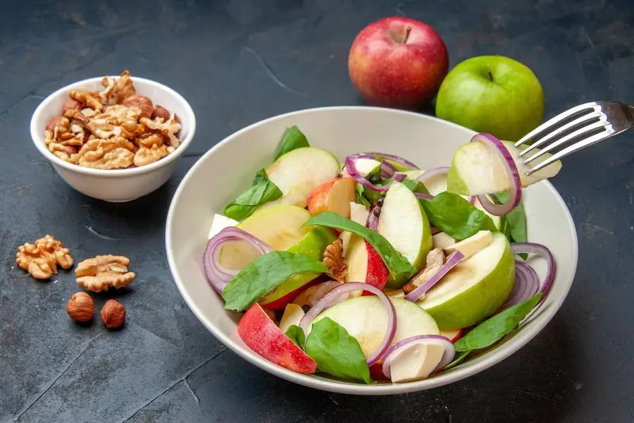Salad mận thích hợp cho việc giảm cân.