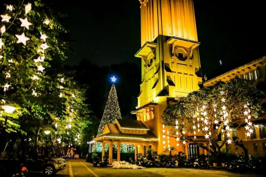 Nhà thờ Cửa Bắc rực rỡ trong ánh đèn vàng ngày Noel.