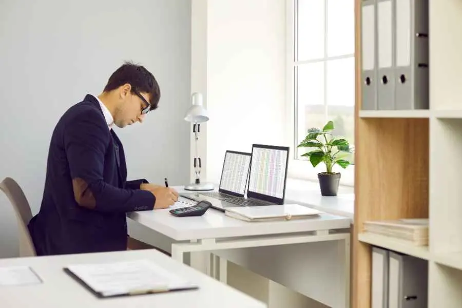 Ưu tiên các mẫu bàn đa chức năng để hỗ trợ làm việc hiệu quả.