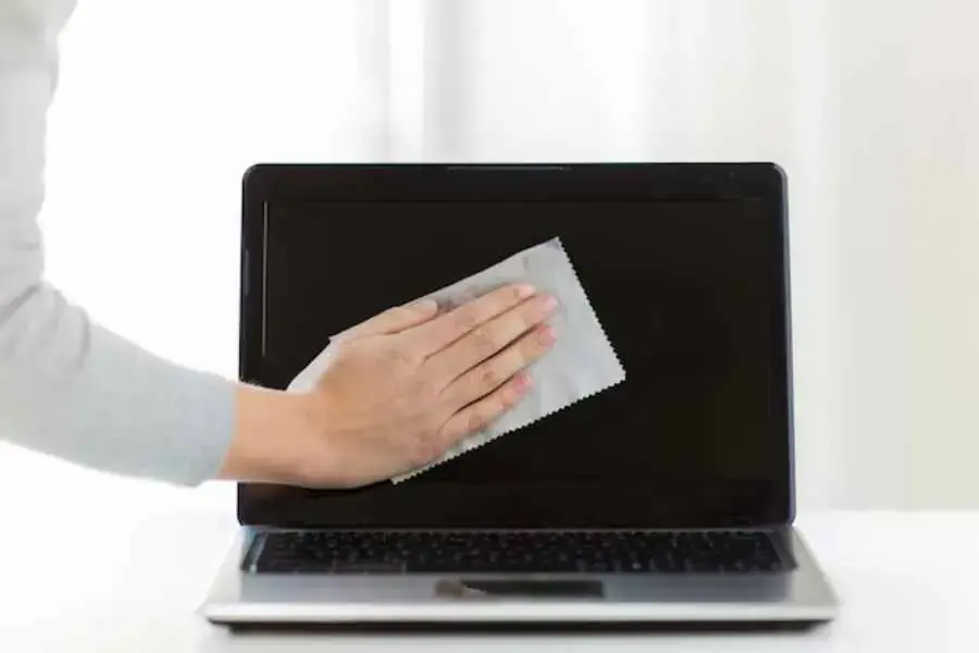 Lau khô màn hình laptop bằng loại khăn mềm