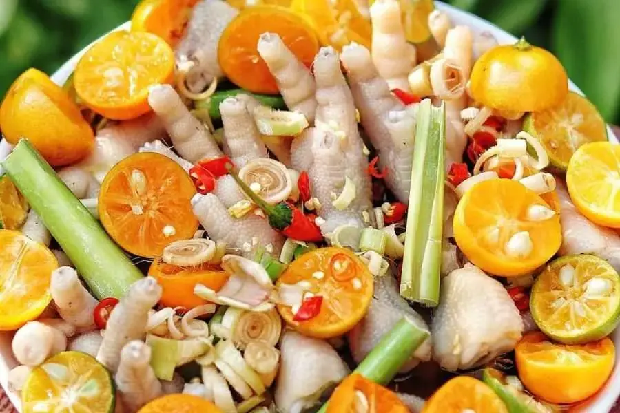 Chân gà ngâm sả tắc với vị chua ngọt đặc trưng.