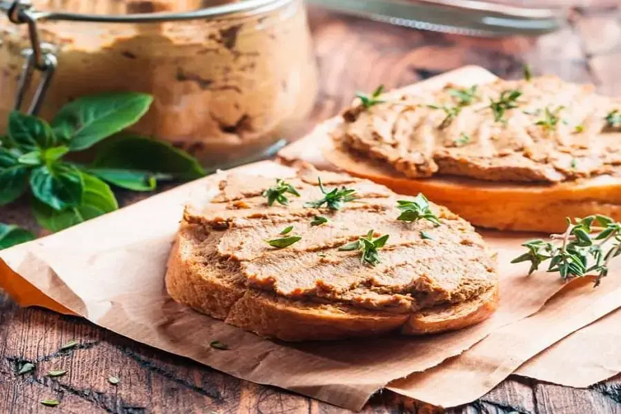 Pate gan ăn kèm vói bánh mì