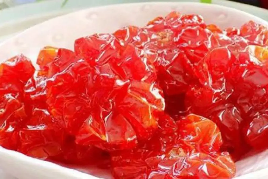 Mứt cà chua hấp dẫn bởi màu sắc đẹp, mang lại may mắn cho ngày Tết.