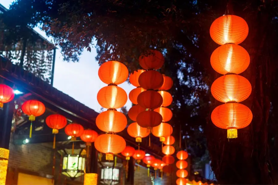 Sử dụng lồng đèn đỏ - cách trang trí nhà ngày Tết phổ biến