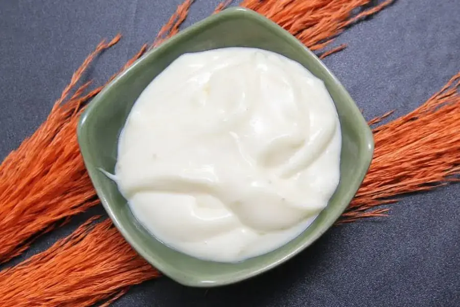 Sốt mayonnaise với vị béo ngậy không thể thiếu trong món ăn này