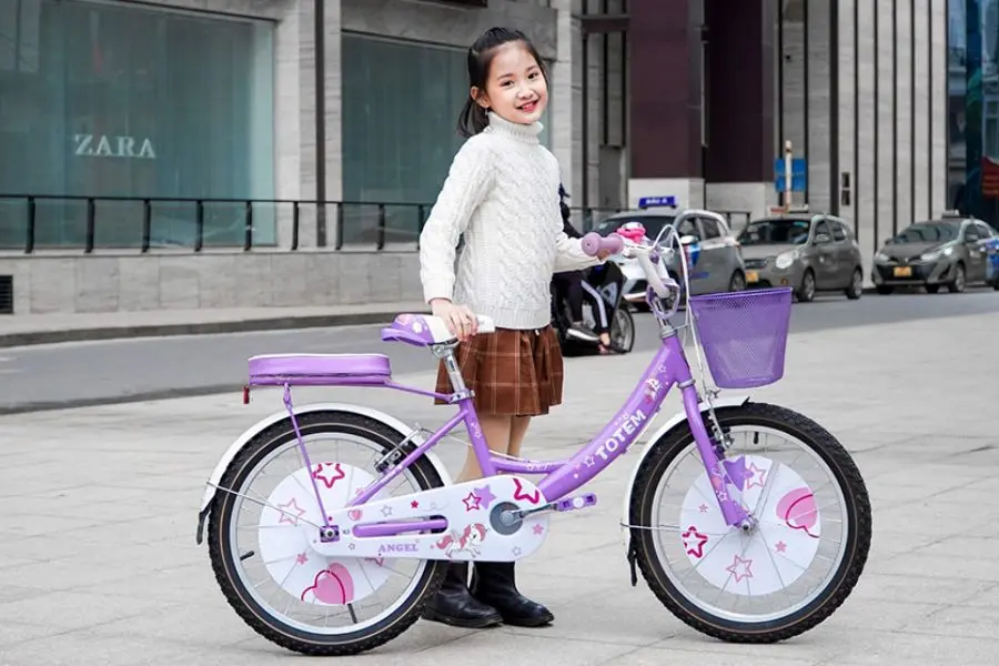 Một chiếc xe đạp để rèn luyện sức khỏe thể chất cho bé nhà bạn.