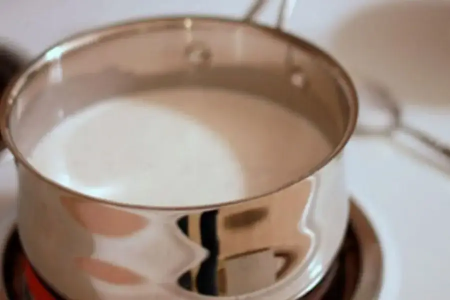 Đun sôi gelatin và whipping cream.