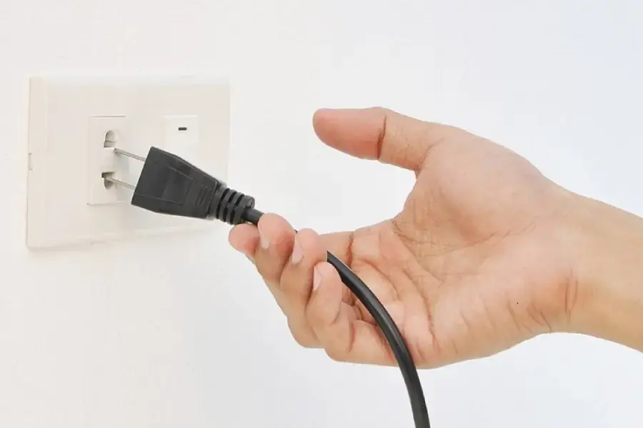 Ngắt nguồn điện để đảm bảo an toàn khi vệ sinh máy lọc không khí (Nguồn: wemall.com)