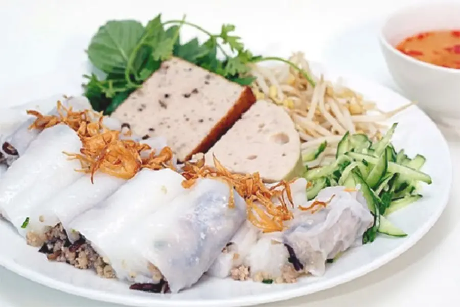 Dĩa bánh cuốn hoàn chỉnh với bánh cuốn, chả lụa, dưa leo, hành giá, rau thơm