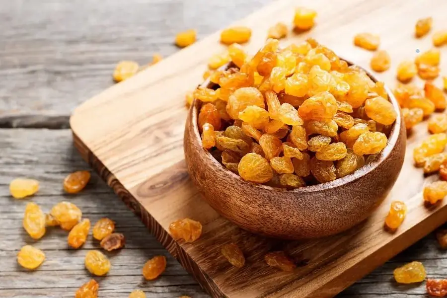 Ăn nho khô với số lượng lớn có thể gây thừa cân, béo phì.