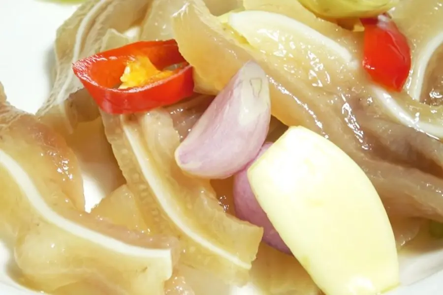Tai heo ngâm mắm - món ăn dễ làm, giòn mặn đậm đà, kích thích vị giác lôi cuốn.