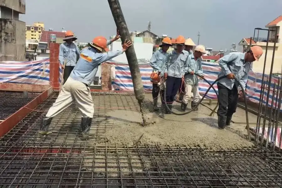 Đổ bê tông sau khi đã lắp đặt cốt thép