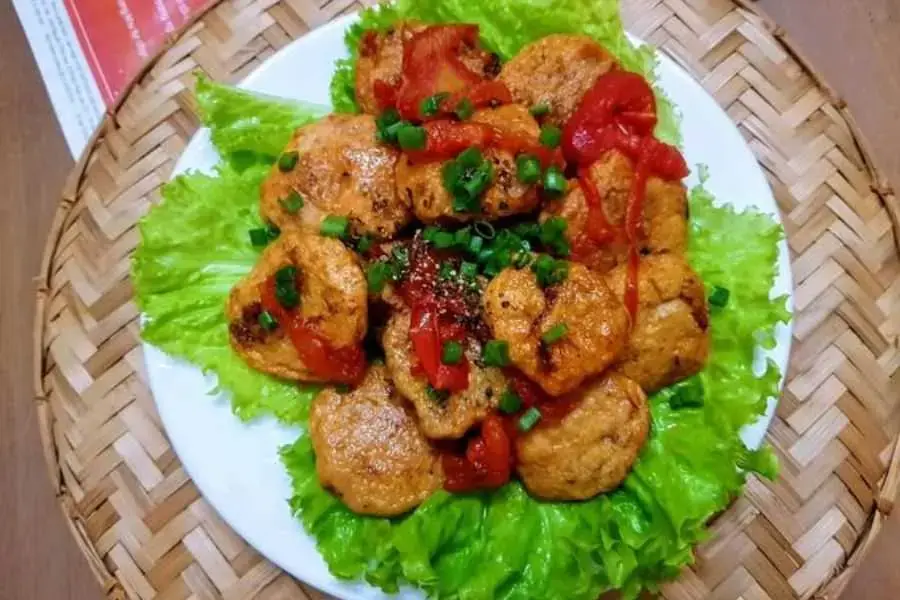 Chả cá thu sốt cà chua có màu đỏ cam, đậm đà, mùi thơm của chả cá thu