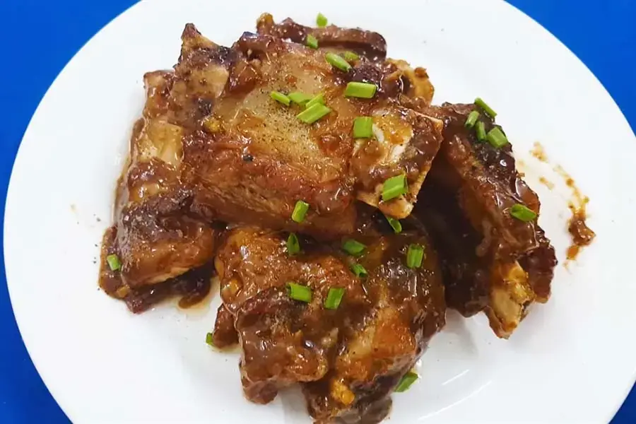 Sườn chiên sơ qua khi om với sốt sẽ đậm vị hơn 