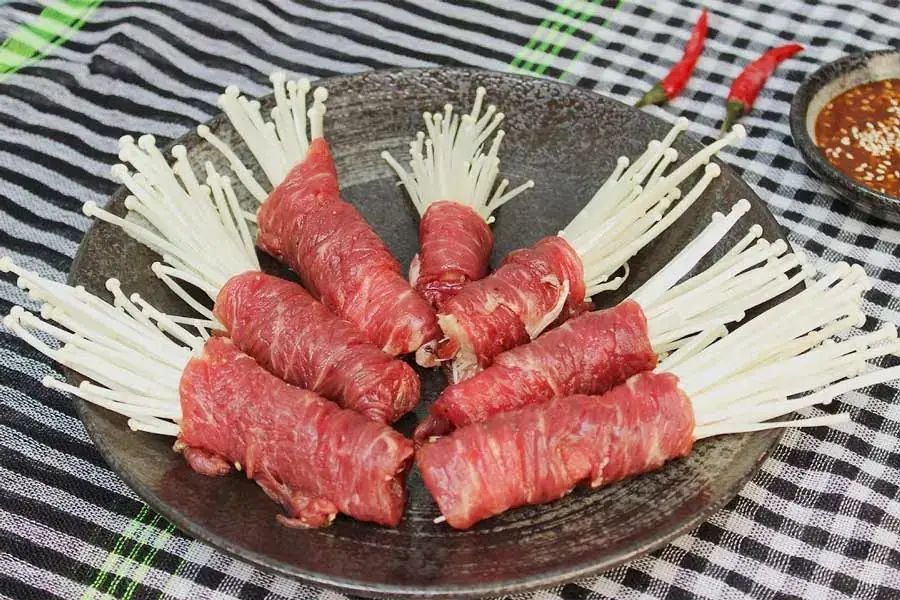 Bò ba chỉ cuộn với nấm kim châm khi nướng lên sẽ rất thơm và ngọt