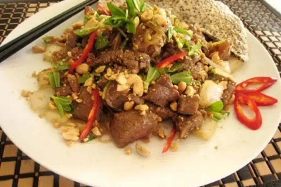 Ăn với cơm cùng với thịt bò xào lăn sẽ tạo nên hương vị khó cưỡng
