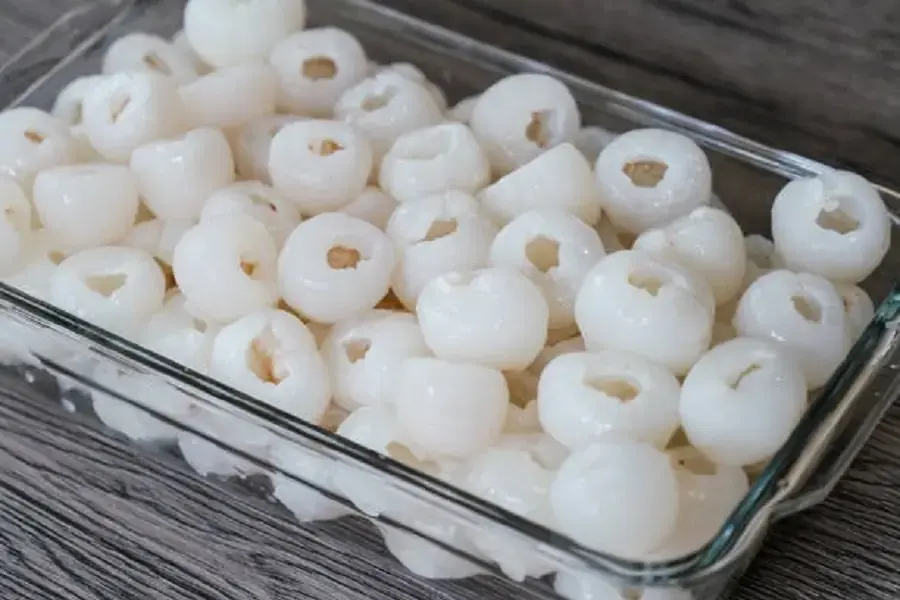Nhãn tươi được bóc vỏ và tách hạt