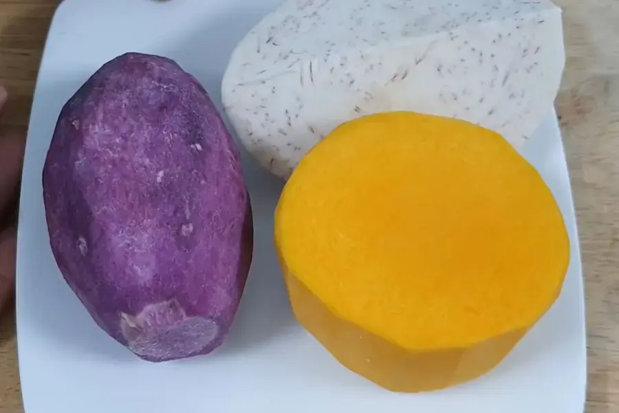 Gọt bỏ vỏ khoai và bí đỏ