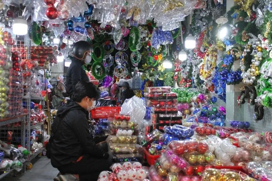 Cây thông, quả châu, vòng nguyệt quế ở chợ Lớn bày bán rất nhiều.