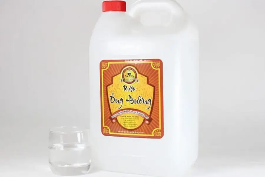 Rượu tẩy có khả năng đánh bay vết bẩn cứng đầu.