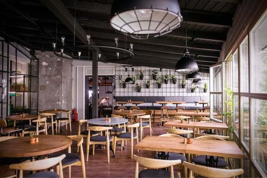 Trang trí quán cafe phong cách công nghiệp với nội thất tối giản và thô mộc