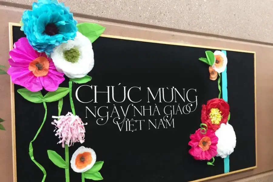 Ấn tượng với mẫu trang trí bảng lớp 20/11 từ decal.