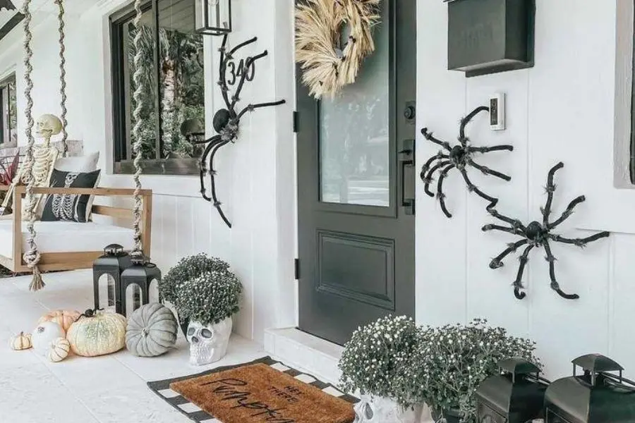 Gợi ý mẫu trang trí mặt tiền quán với mô hình nhện và bí ngô.