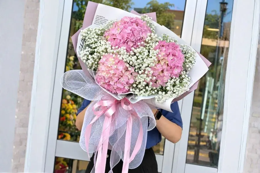 Mẫu bó hoa cẩm tú cầu phối hoa baby gửi gắm tình cảm chân thành và mong ước gắn bó dài lâu