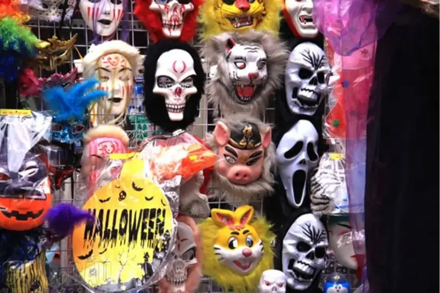 Mặt nạ Halloween có nguồn gốc từ các quốc gia có nền văn hóa cổ đại như Hy Lạp và Celtic.