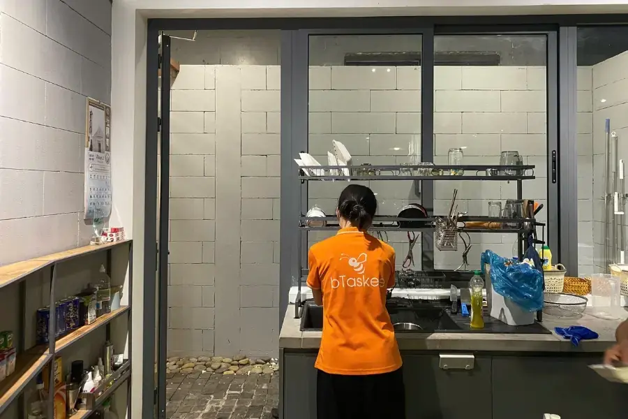 Các chị Ong bTaskee luôn đảm bảo mọi ngóc ngách trong nhà luôn được vệ sinh sạch sẽ.