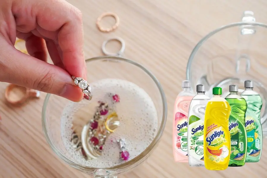 Sự kết hợp giữa nước rửa chén và chanh giúp đánh bay bạc bị xỉn màu.