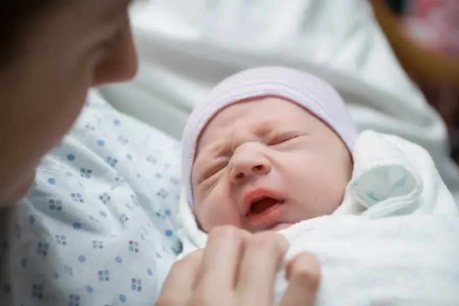 Giữ độ ẩm cho cơ thể trẻ sơ sinh để tránh khô da (Nguồn: ucsf.edu)