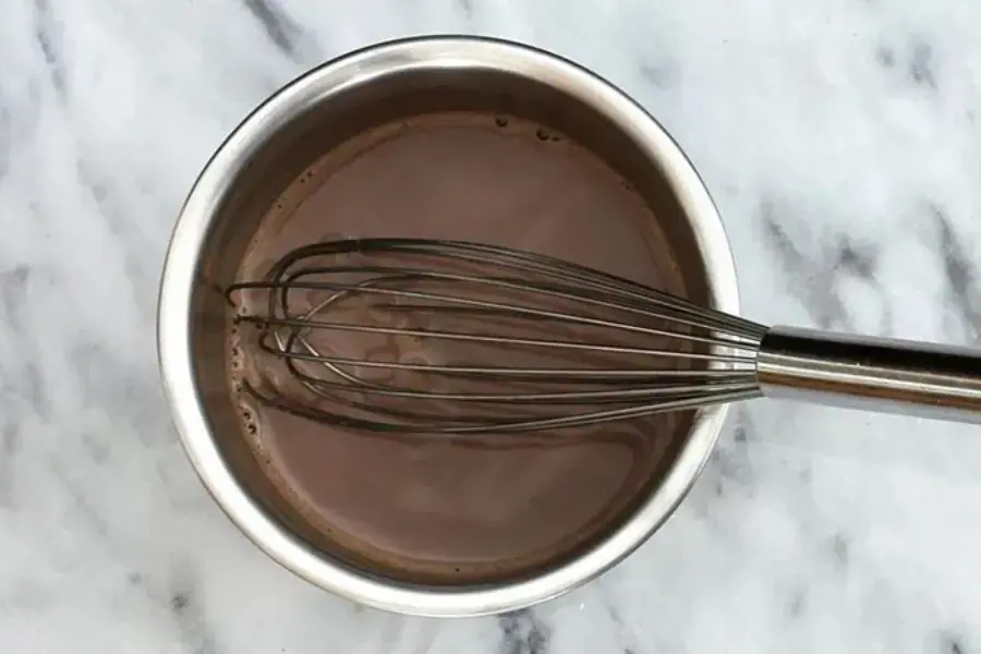 Khuấy đều bột cacao cùng với nước sôi.