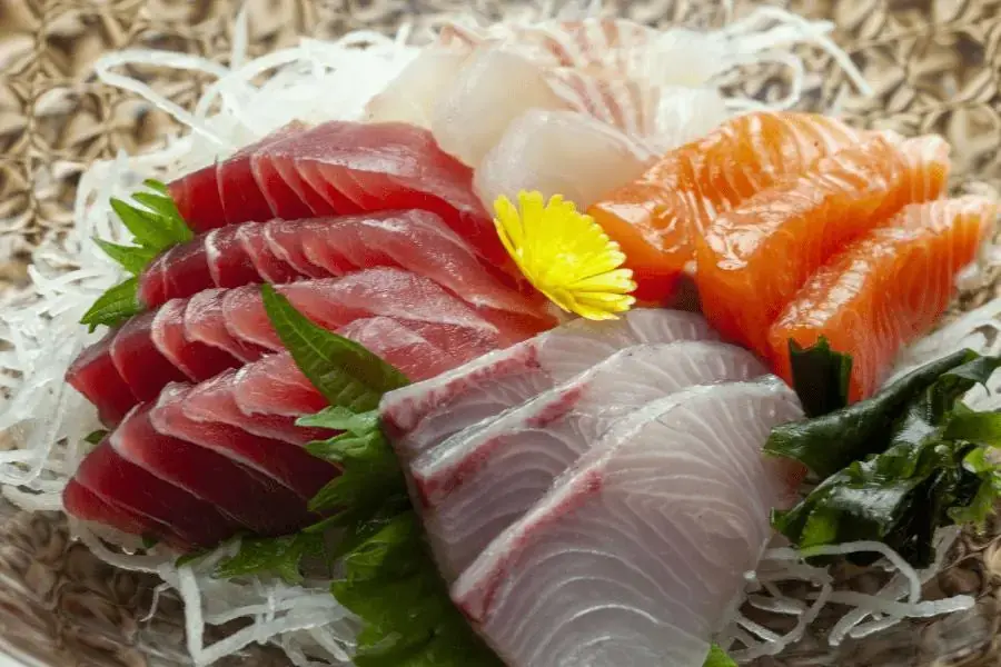 Có thể thấy cá tươi thịt trắng thường có lượng calo thấp hơn nhiều so với thịt đỏ.