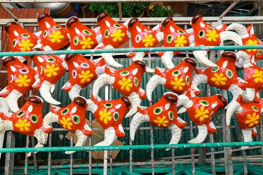 Mẫu mặt nạ giấy bồi hình con Trâu độc đáo có giá 50.000 VNĐ tại phố Hàng Lược