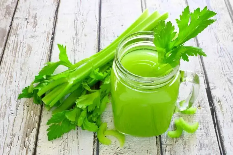 Nước ép cần tây giảm chức năng sinh sản của đàn ông