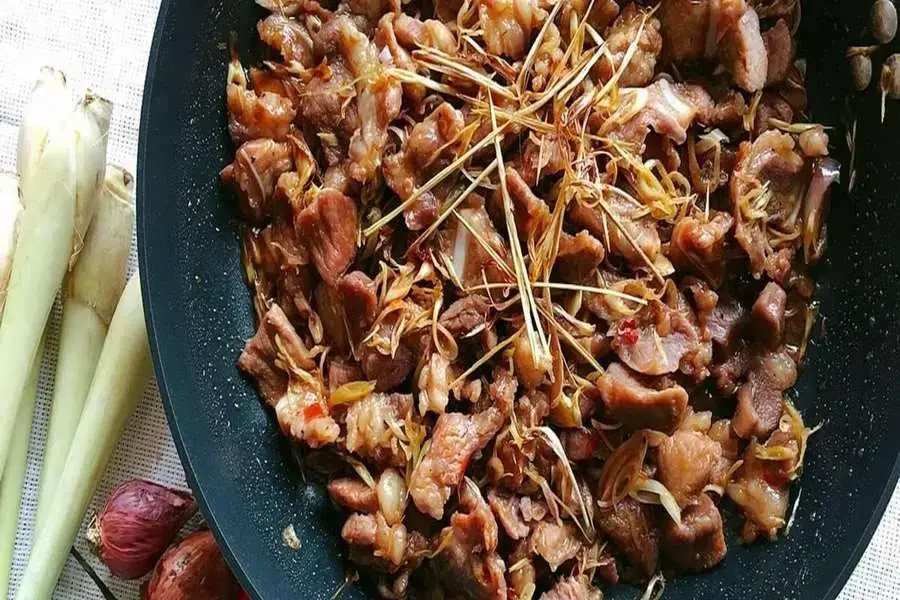 Ướp cho đều tay để miếng thịt được thấm đều
