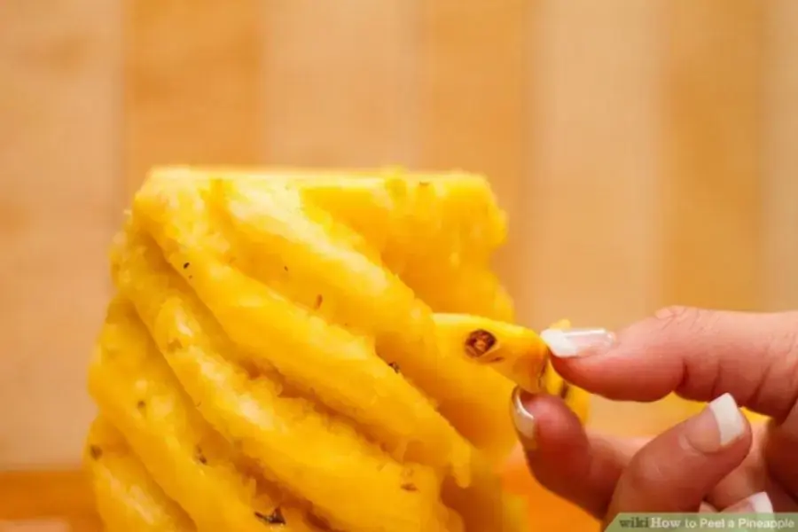 Bước 3: Loại bỏ phần mắt dứa