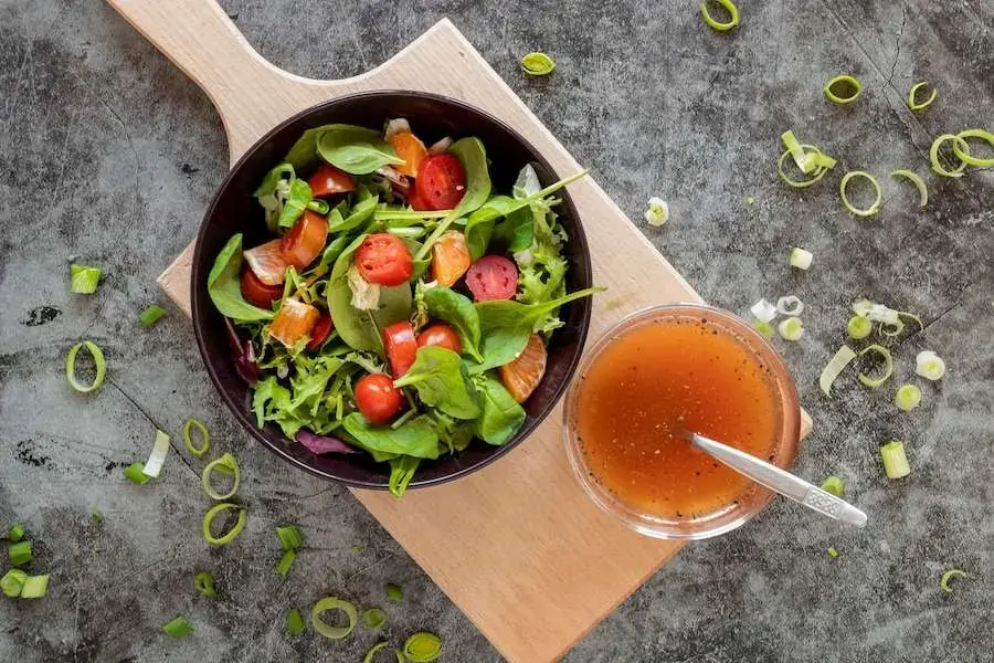 Pha nước trộn salad