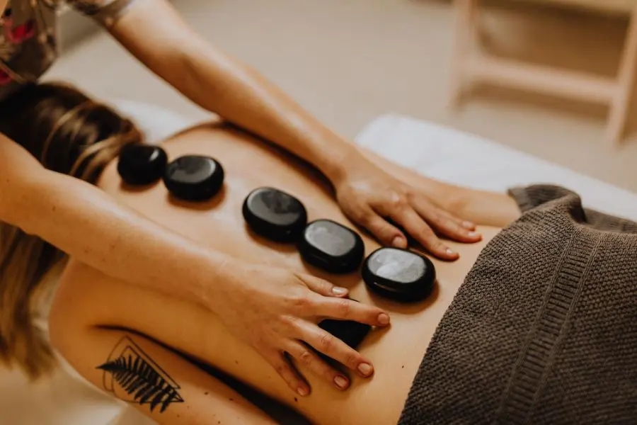 Tặng mẹ một liệu trình chăm sóc sức khỏe cũng là một món quà 20/10 ý nghĩa.
