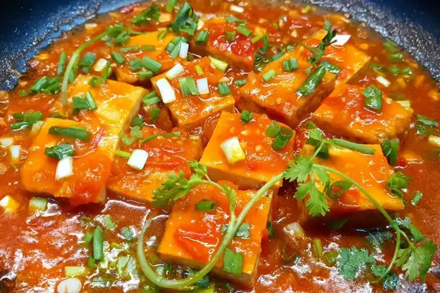 Đậu hũ sốt cà bạn nên nêm nếm nhạt, có thể ăn với cơm hoặc ăn không đều được