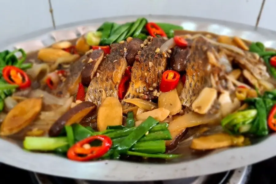 Cá rô hấp ngọt thanh, thịt dai mềm thích hợp ăn cùng bánh tráng, bún.